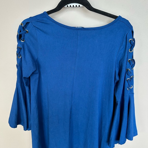 Gorgeous royal blue top with bell sleeves and  beautiful accents on arms size XL - Picture 2 of 3